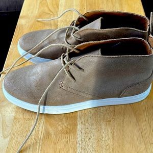 New, NEVER WORN & PRICED to SELL sz12 men’s chukka boots, tan.View pics for info